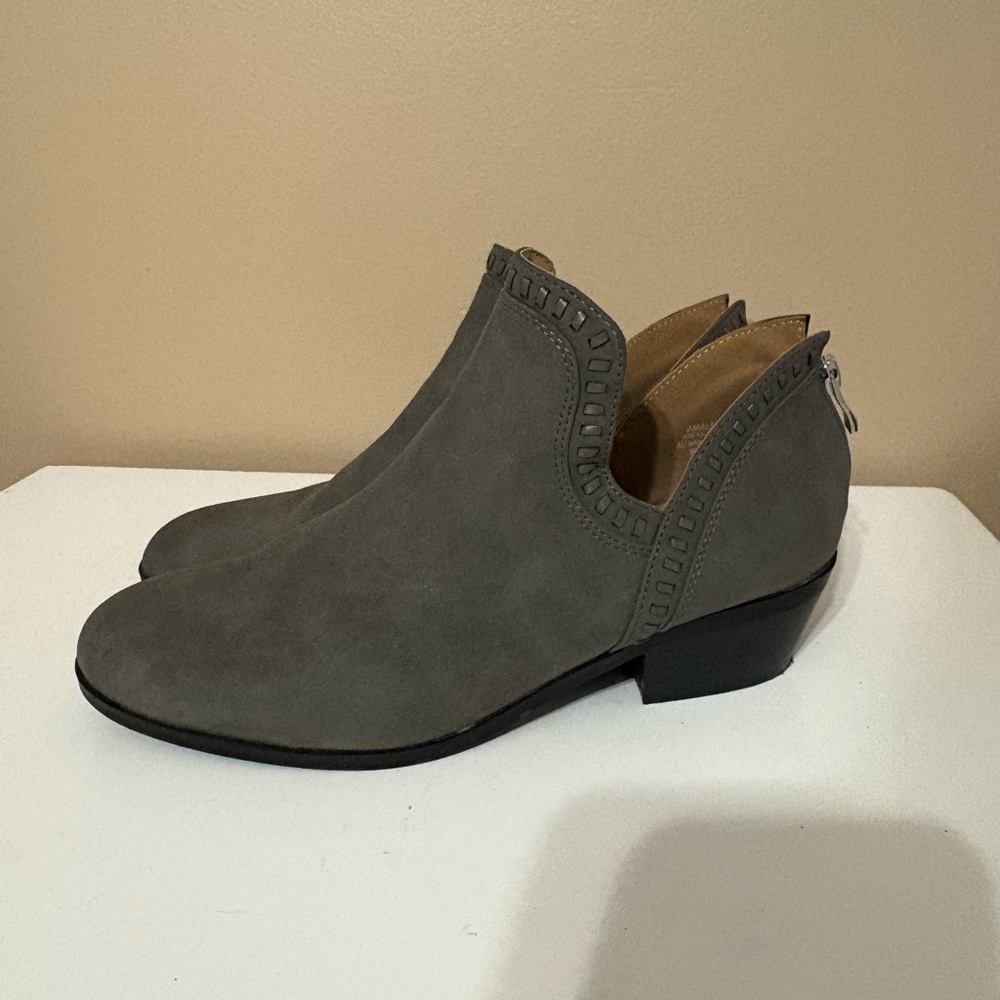 New‎ Directions grey boots. Amaly. Size 9.5